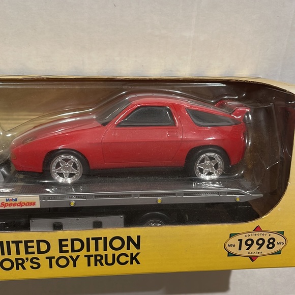 Mobil Collector’s toy truck - Picture 6 of 6